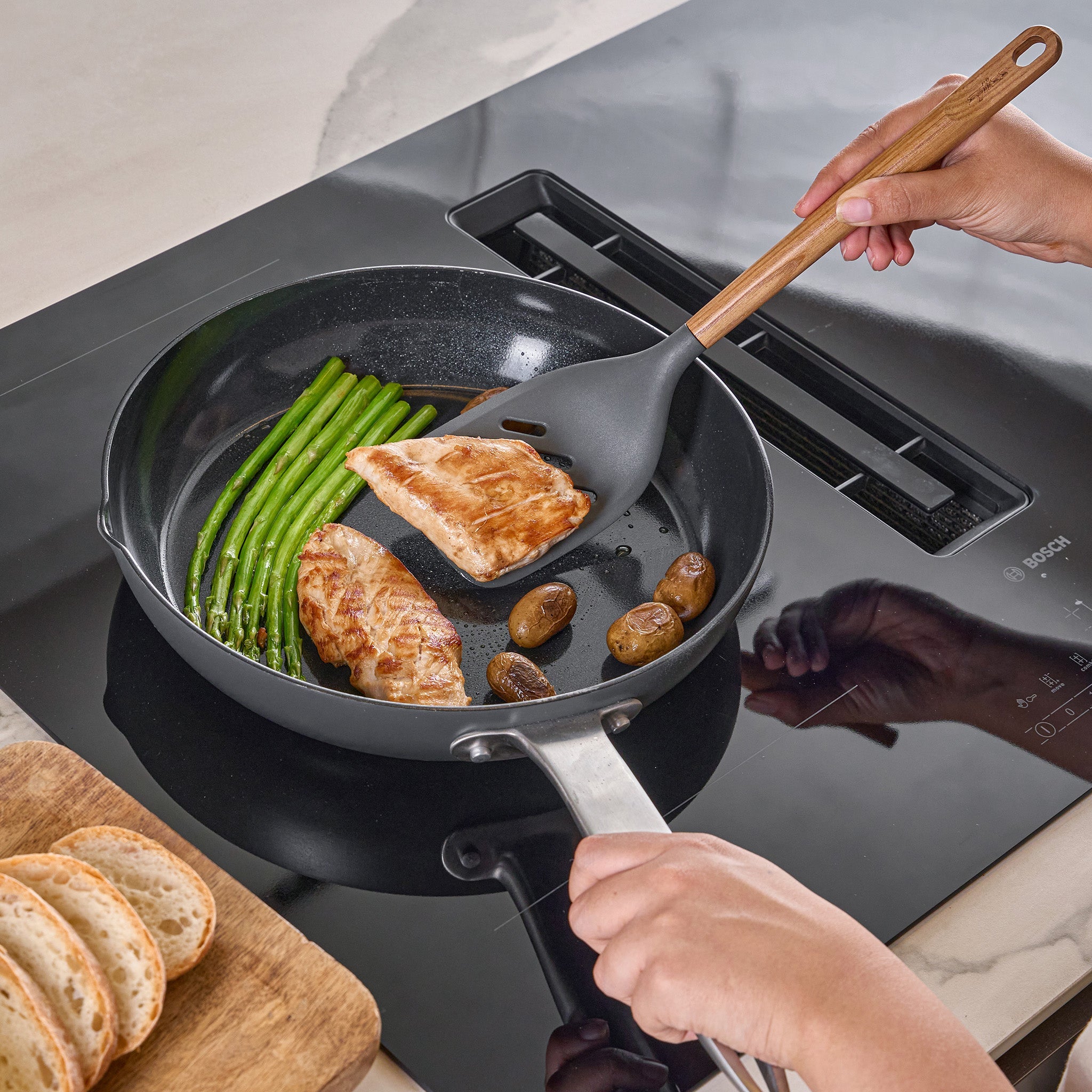 Zyliss Slotted Turner Oak Wood – Heat-Resistant Cooking Utensil