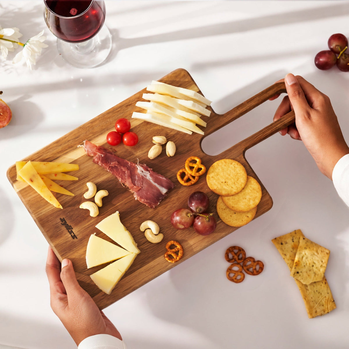Acacia serving board feature